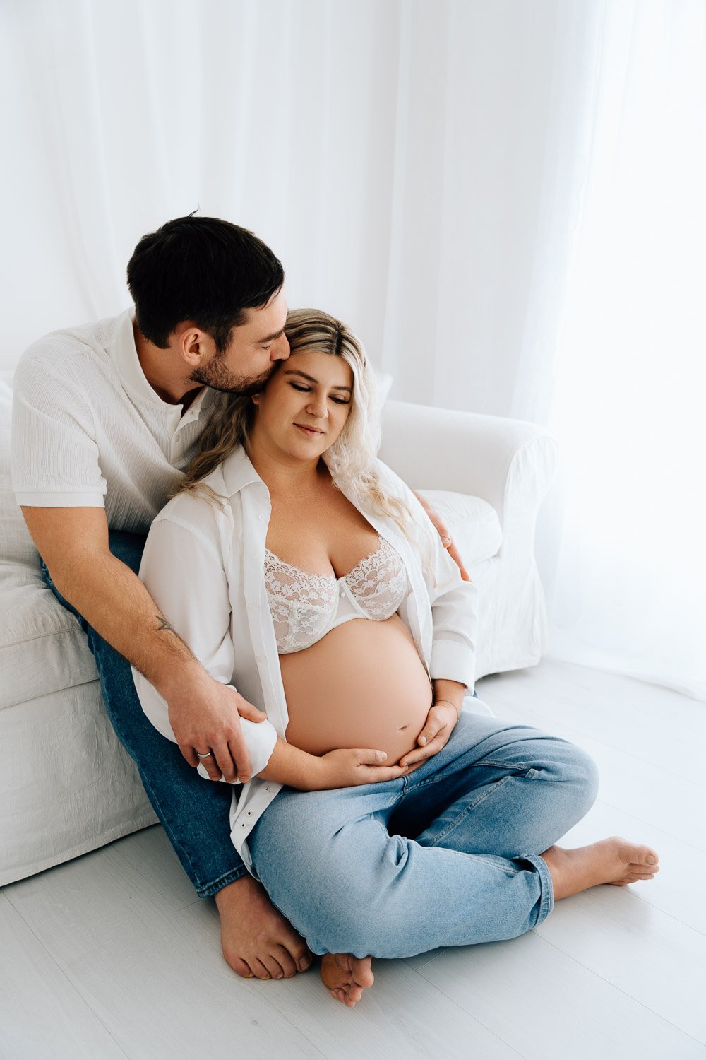 liebevolles Babybauchshooting für wunderschöne Babybauchfotos für Prien am Chiemsee, Rosenheim, Traunstein, Wasserburg Chiemgau und München 