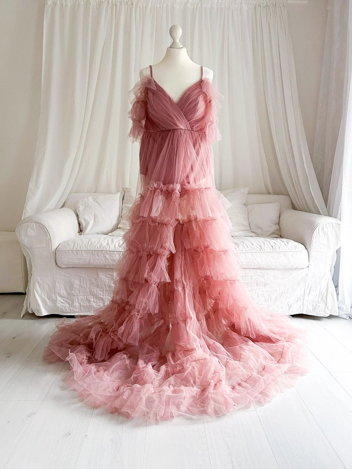 wunderschönes Shootingkleid für  Babybauchfotos von Babybauchfotografin Jacqueline Wilms für ein einzigartige Babybauchshooting  in Prien am Chiemsee, Rosenheim, Traunstein, Wasserburg, München und dem Chiemgau