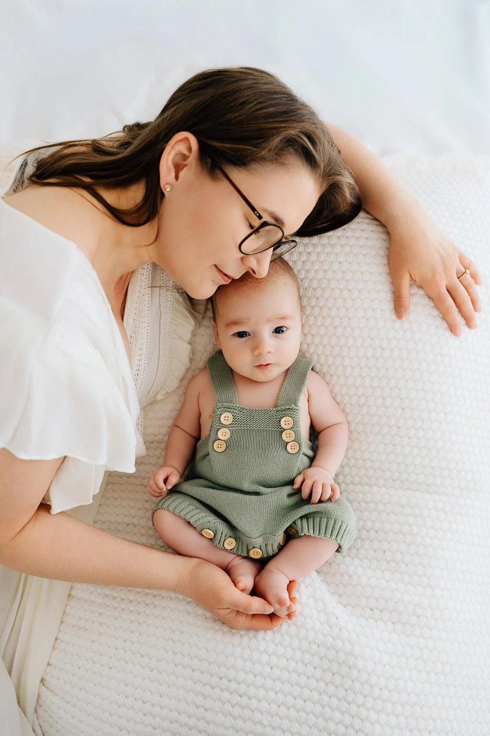 entspanntes Babyshooting, liebevolle Babyfotografie, zarte Babyfotos, natürliche Familienfotos im Tagelichtstudio Prien am Chiemsee für Rosenheim, Traunstein, Wasserburg, Chiemgau Baby2026