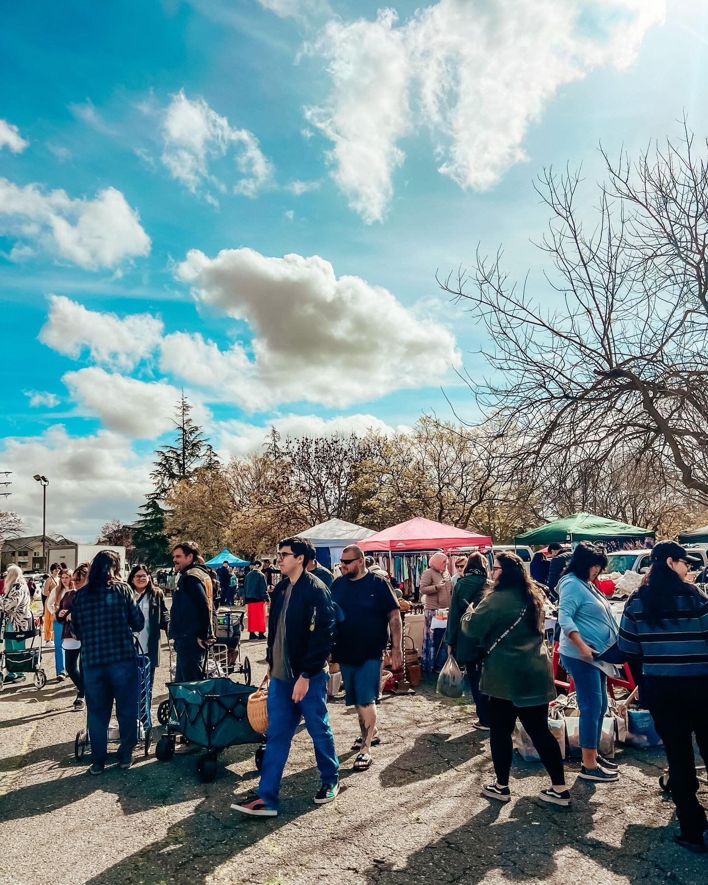 Good morning, Sacramento! The skies are clear and the April Faire is OPEN 🥳 Head on down to Sleep Train Arena (via Truxel Road) and shop until 3pm ✨