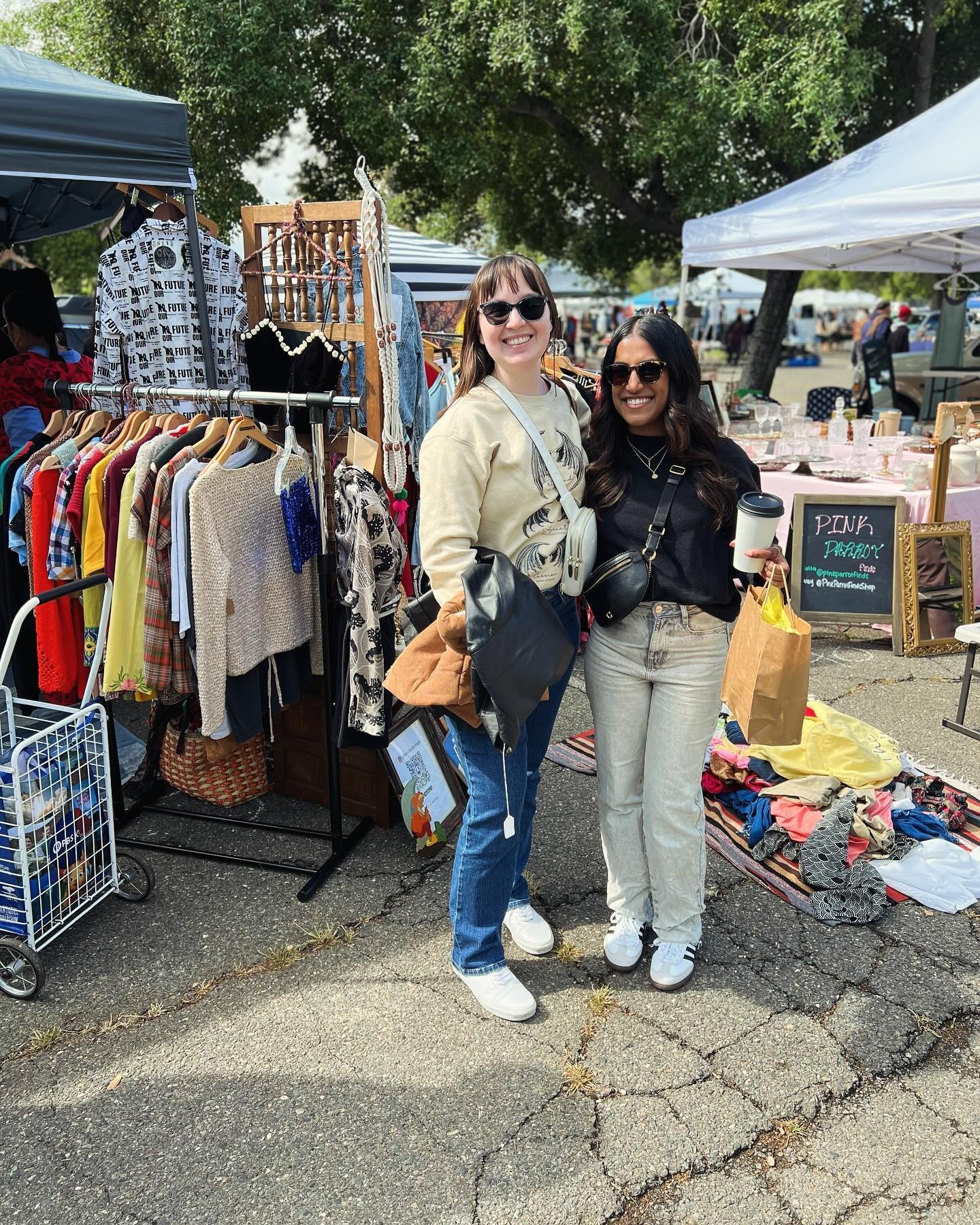 We love seeing so many smiling faces today! And we love seeing all of the vintage treasures you&rsquo;ve found, too! Happy antiquing. ☺️🛍️

#sacantiquefaire #antiquing #vintagefinds