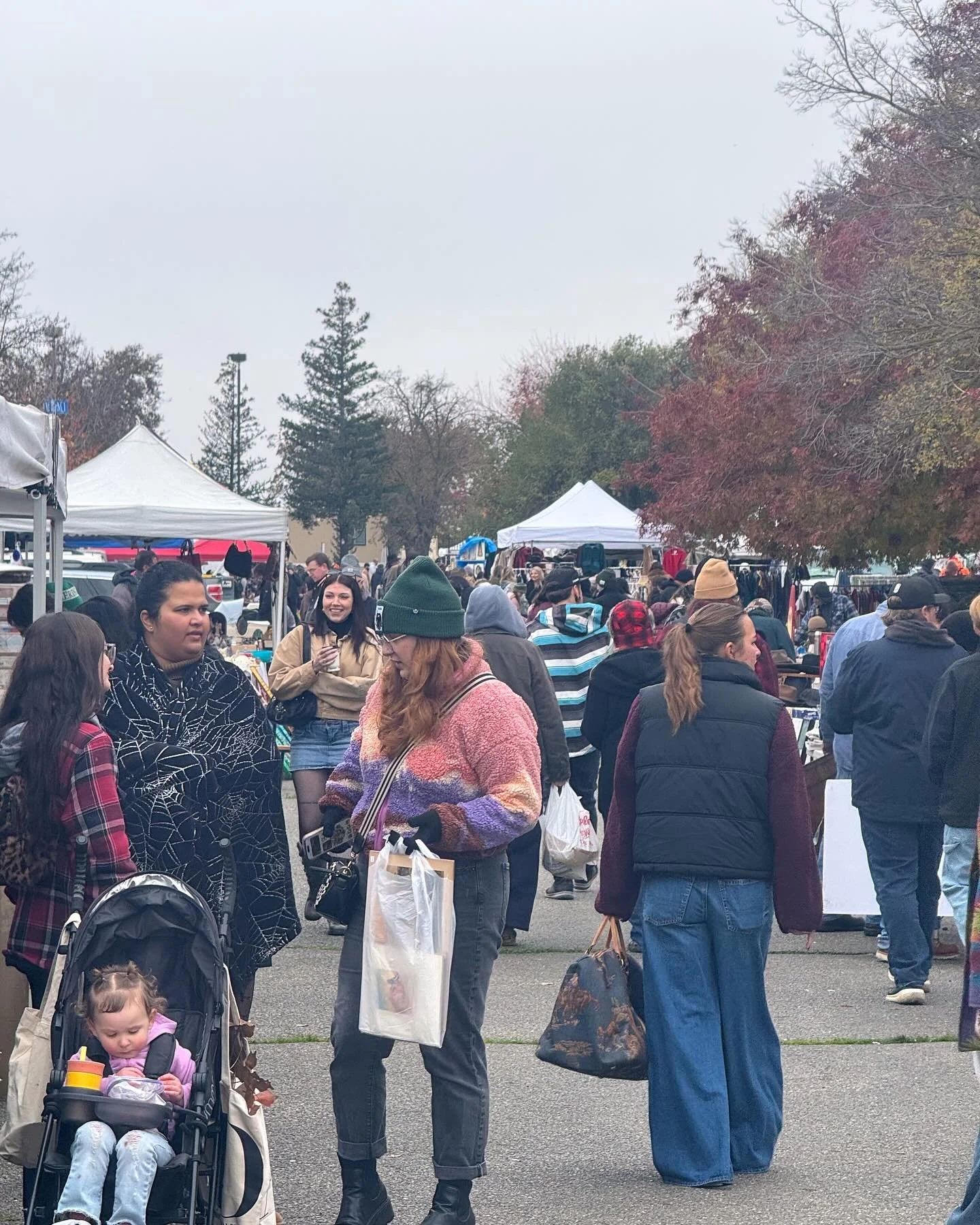 Big thanks to all who shopped the Faire this past Sunday in 40 degree weather! Our vendors put on a great show and were grateful to everyone for showing up in spite of the cold temps - especially Santa 🎅
We appreciate you!❤️