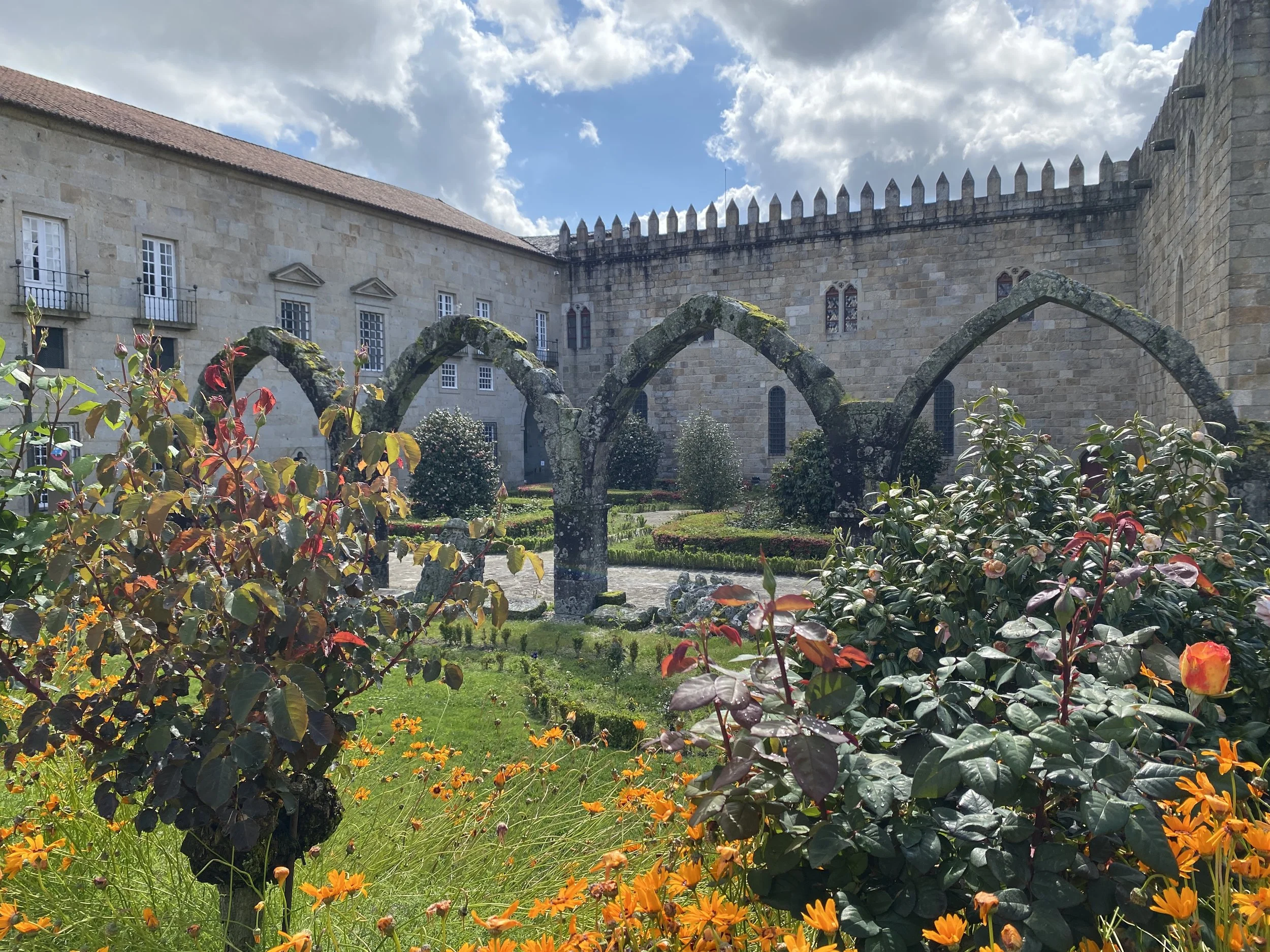 Looking at the medieval palace at the Jardim do Santa Barbara, Braga