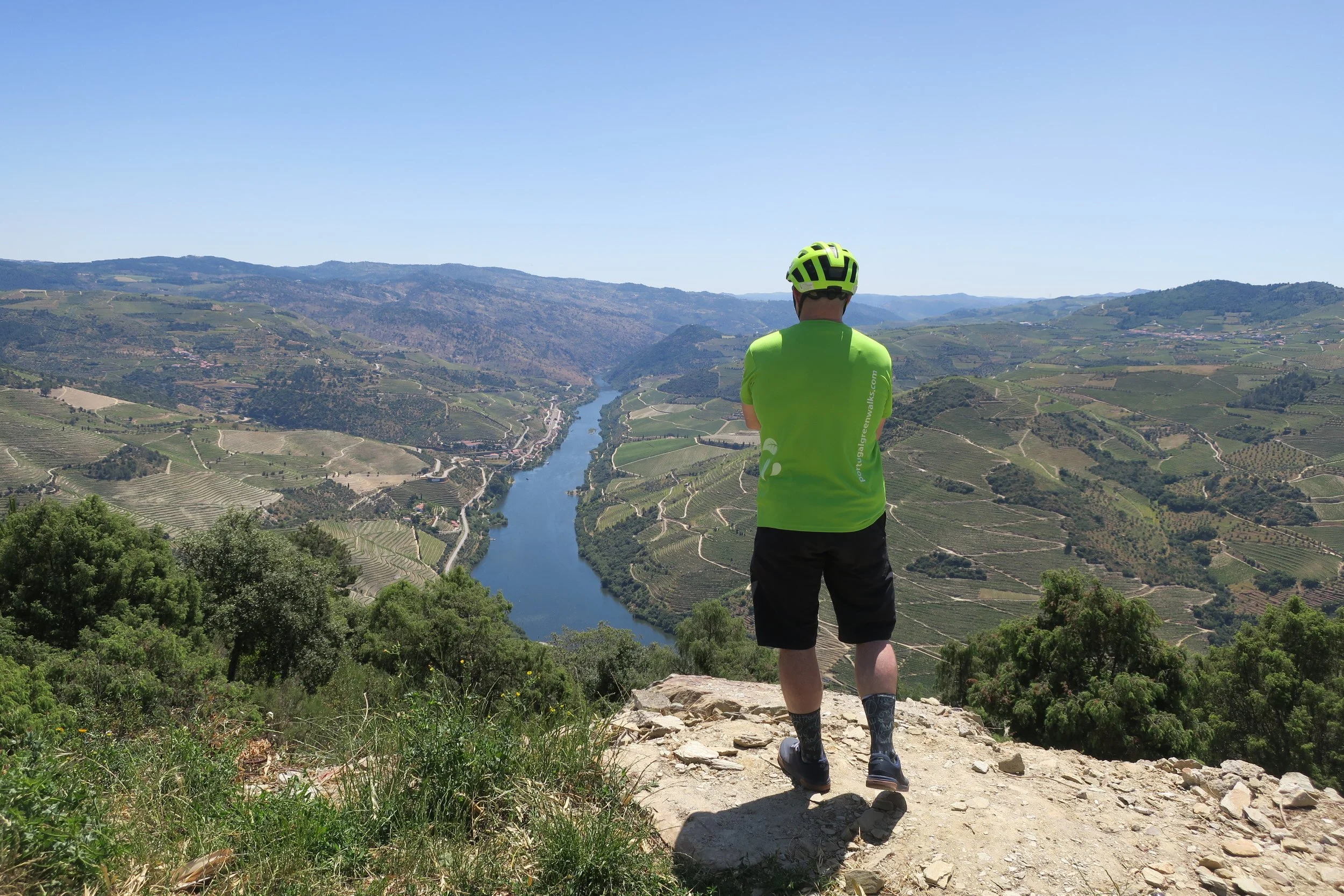 Cyclings looking out over the Douro river from a highpoint