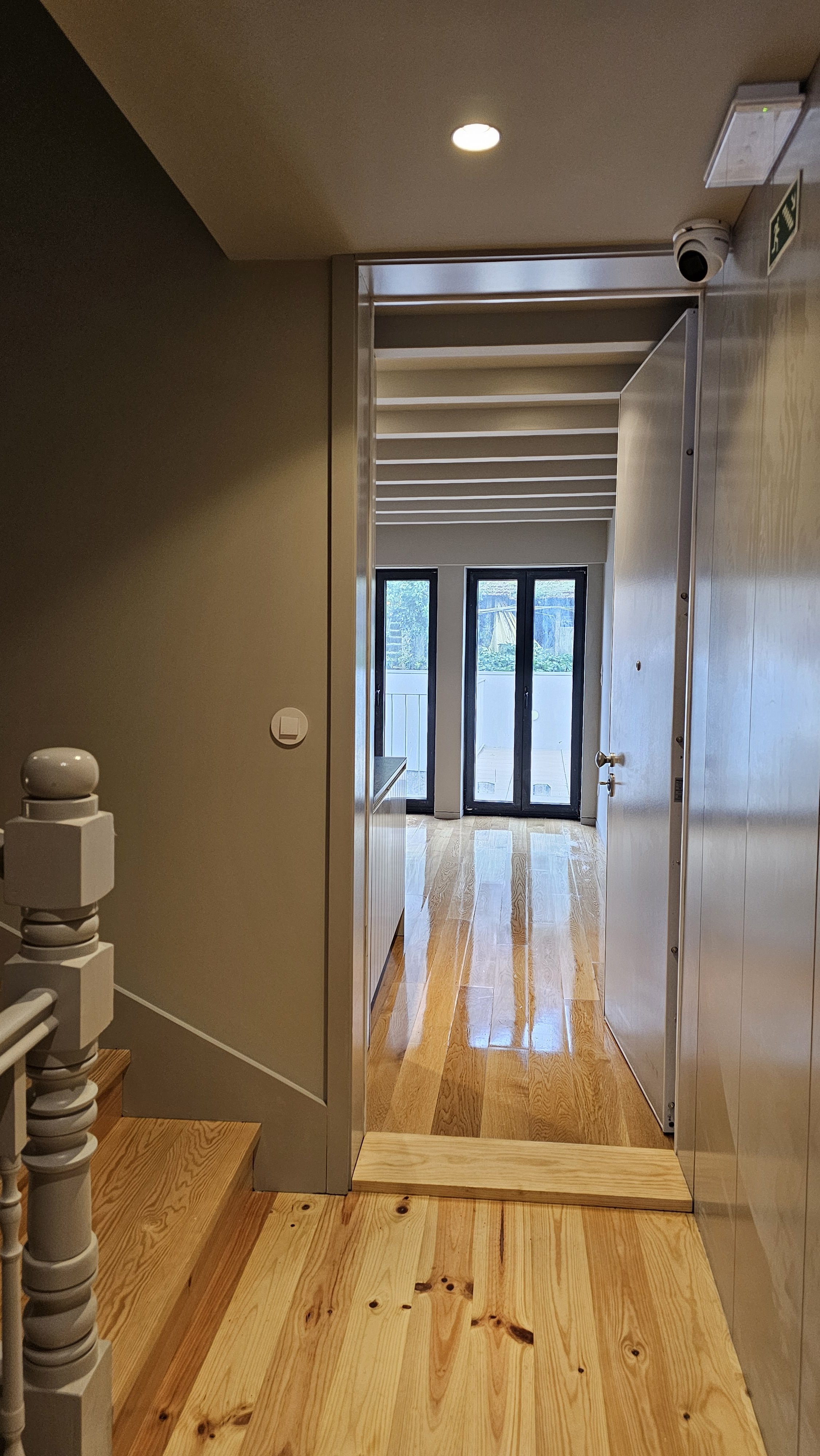 BONJARDIM - Building in downtown Porto with 6 apartments (typologies T0 & T2) fully equipped and decorated by the studio.
Photos from the final assemblies