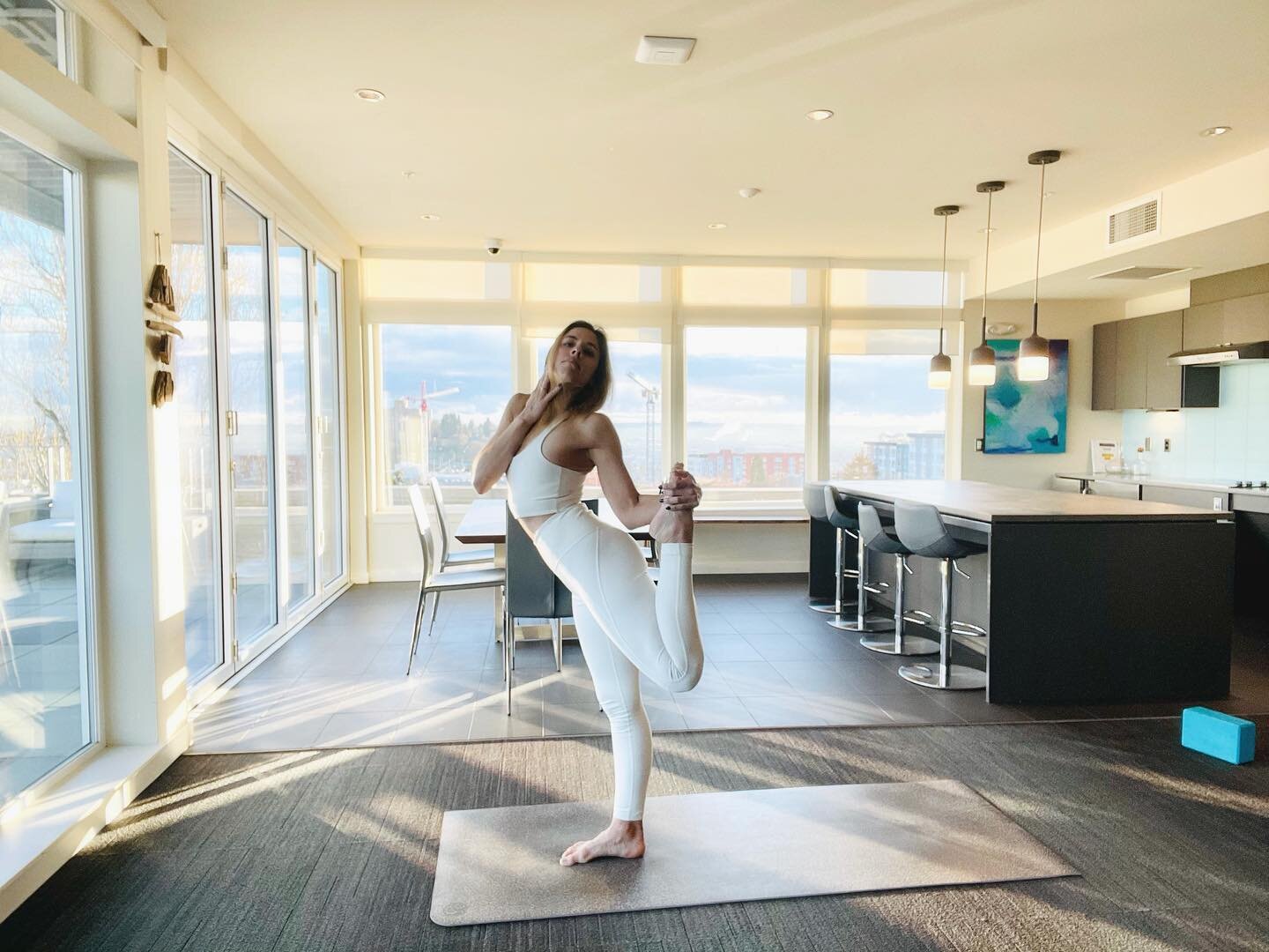 ✨Still. I rise. Still..I rise. In stillness, I rise✨
.
Just cuz I&rsquo;m leaving Seattle and diving in head first into the world of Dental Hygiene doesn&rsquo;t mean I&rsquo;ve quit doing what I love most: supporting the sanity and wellbeing of my c