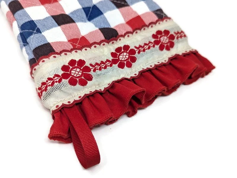 Plaid_Red_Oven_Mitt_Detail.jpg
