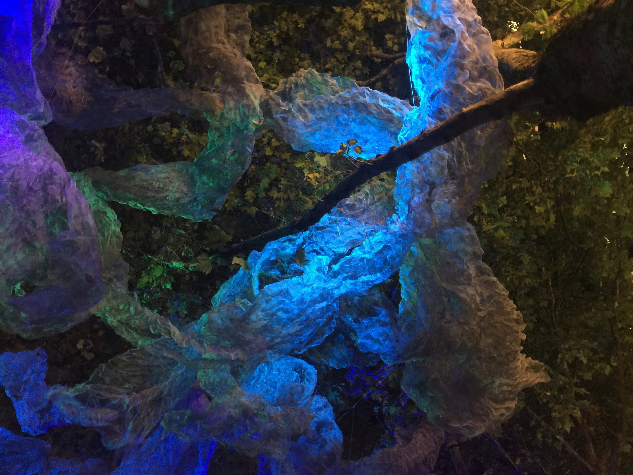 Suspended Eddies was illuminated at night with a 20 minutes slowly shifting LED light projections designed by David Verkade.