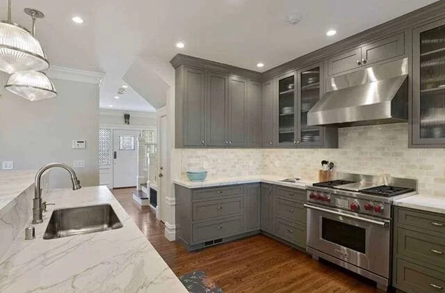 Classic Edwardians are my favorite homes! 😍 This 3 bedroom, 2.5 bathroom, single family home has been remodeled with beautiful finishes and still kept its original charm. Located in a great school district and has a walking score of 94! Listed for $