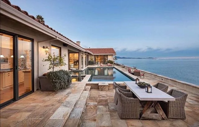 The only reason why I&rsquo;d live outside of SF... but at least I&rsquo;d have a view of The Bay from the pool 😍 6 bed, 7 bath Tiburon home listed at $6,795,000 #sanfranciscorealestate #sfrealtor #newlisting #corcorangloballivingsf #sfrealestateage