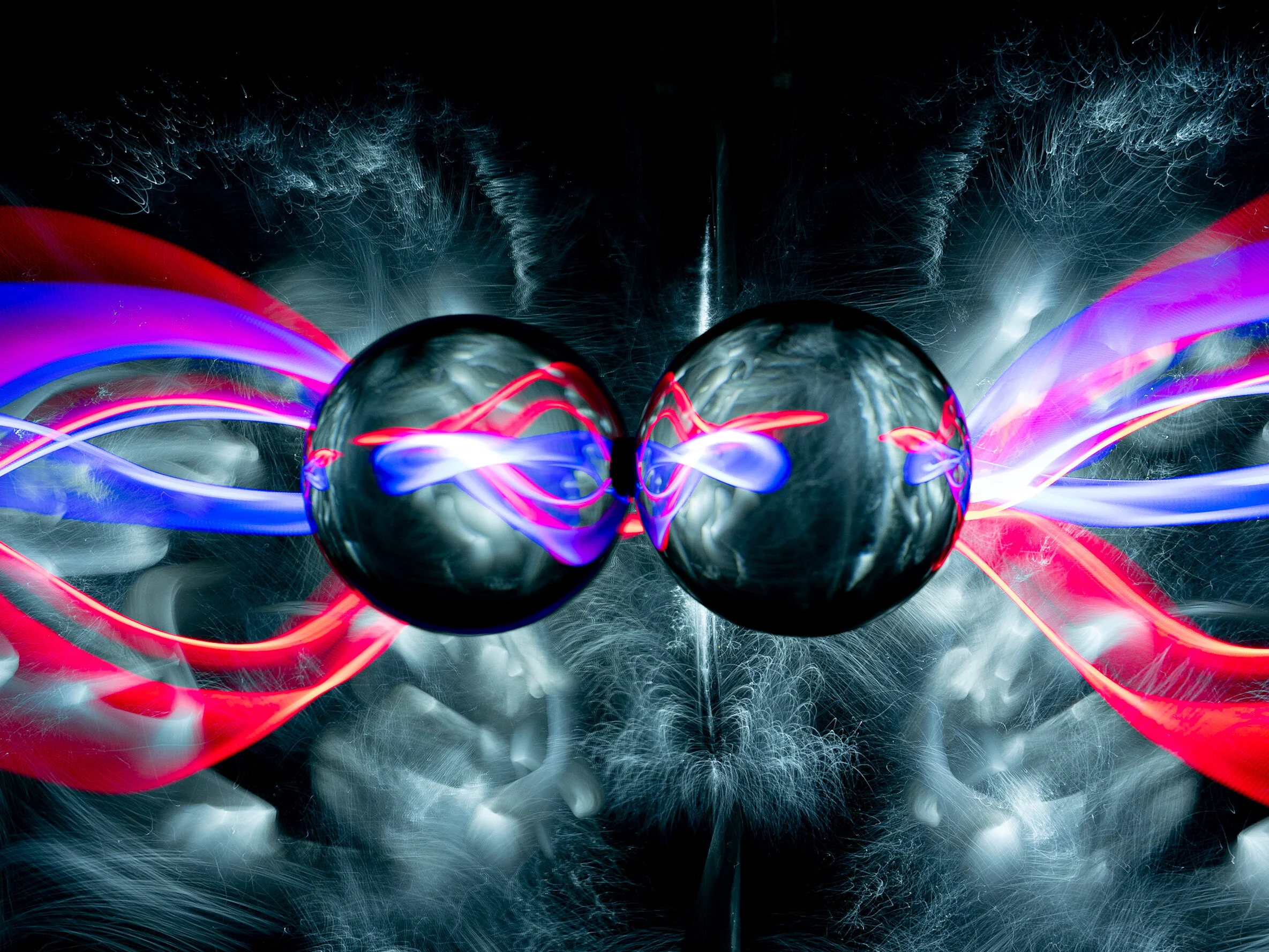  Eine Taschenlampe, zwei Blades, ein Lichfaserpinsel, eine Glaskugel und ein Spiegel - fertig ist das Lightpainting. 