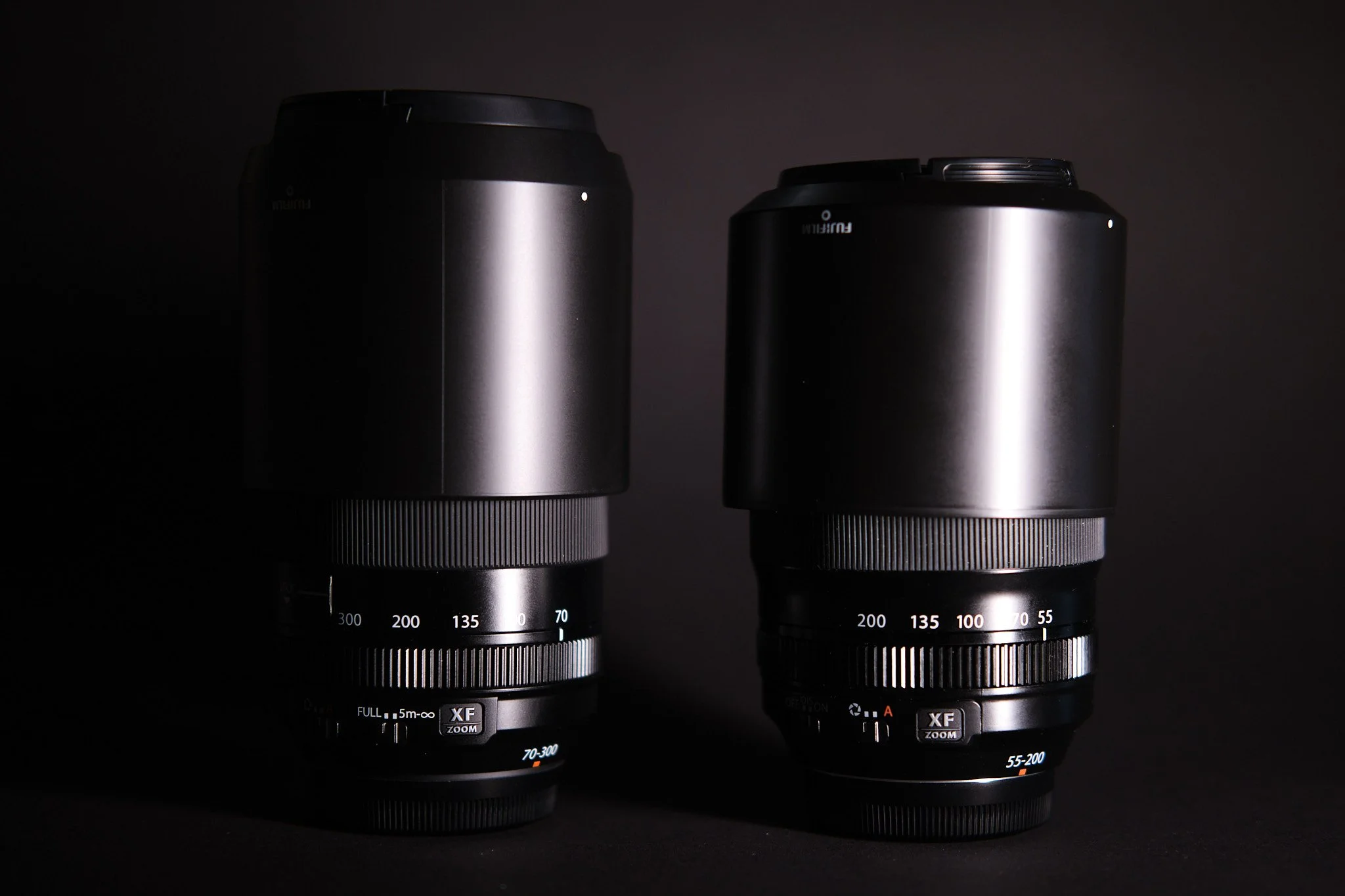  Die Abmessung und das Gewicht unterscheiden sich beim XF70-300 (li.) und beim XF 55-200 nur gering. 