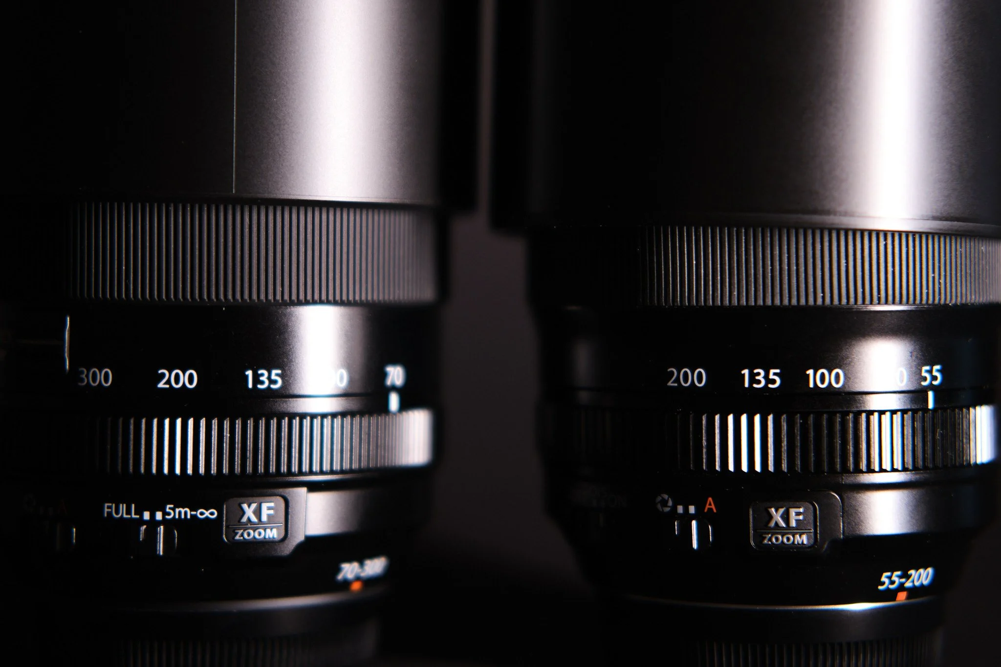  Bei den Schaltern am Objektiv punktet das 300er mit einer Fokusbegrenzung - dafür fällt der Schalter für den Bildstabilisator weg. 