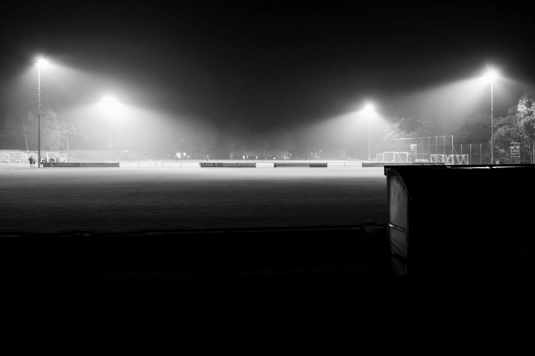  Eine Geschichte mit einem Bild erzählen. Jeder der schon einmal Fußball gespielt hat, riecht bei einem solchen Bild den feuchten Rasen und die Erde die sich zwischen den Stollen sammelt. 