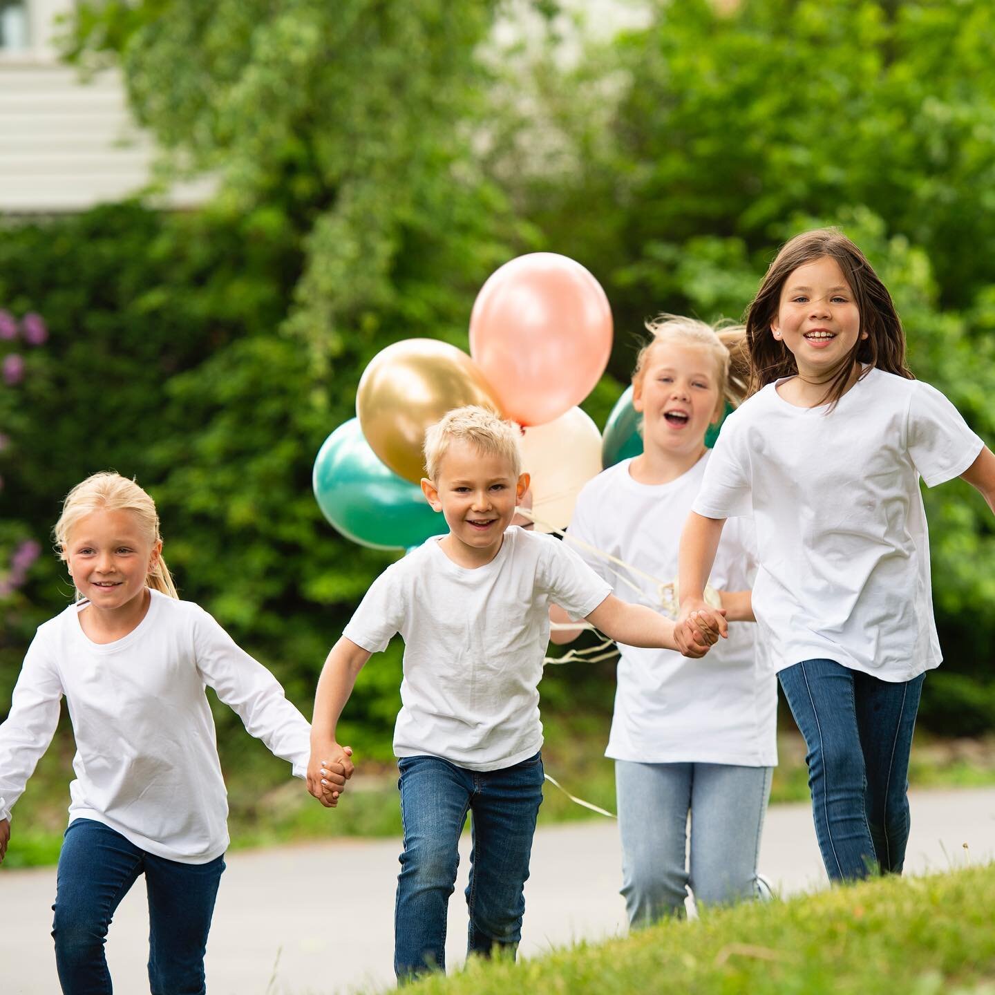 Aktive barn = glade barn 🤸🏼&zwj;♀️
Visste du at barn l&aelig;rer best n&aring;r de er fysisk aktive? Hjernens spr&aring;k er bevegelse🧠 Bevegelse stimulerer vekst og utvikling av hjernen 🌳Fysisk aktivitet gir ogs&aring; bedre hum&oslash;r 😀 og b