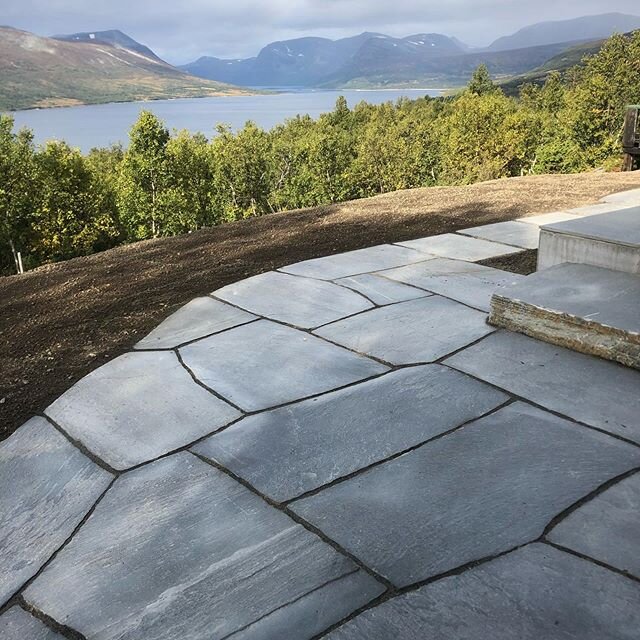 #oppdalskifer med god utsikt. #bedrockas#creative #stone #stonemason #nature @minera.skifer #gjevilvassdalen #cabinlife #hytteinspirasjon