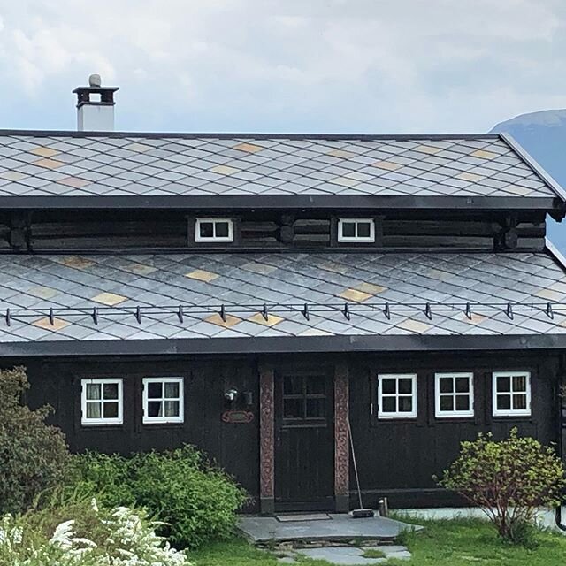 Nytt #skifertak. Denne gangen #ottaskifer#bedrockas#stonemason #traditional #creative #architecture #roofing#naturstein #natural @minera.skifer