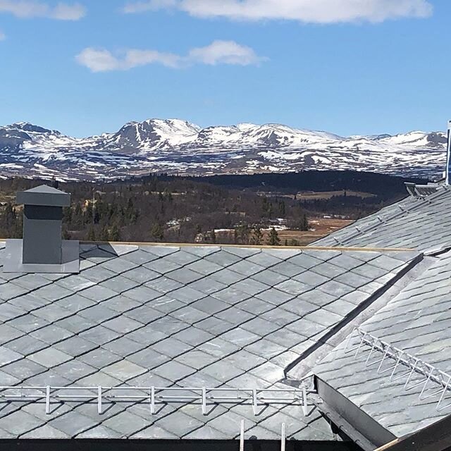 Nok en hytte har f&aring;tt #skifertak #bedrockas @stoneart #architecture #stonemason #traditional #hytteinspirasjon #creative #cabinlife #naturstein #nature #roof #roofing