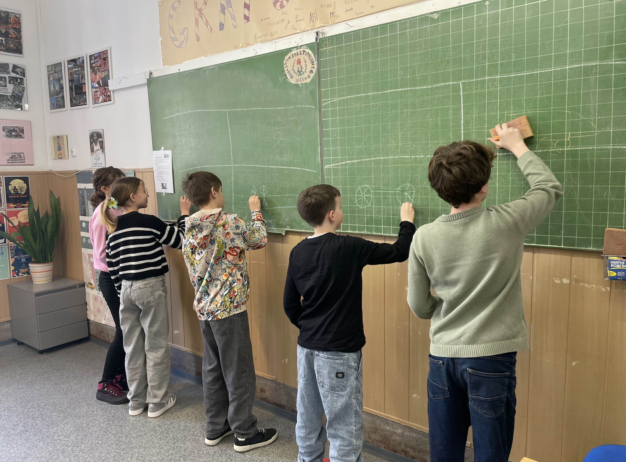 2025. április 1.
Az Iskolautca az Iskola utcában projekt keretében a Batthyány Lajos Általános Iskola 5a, 5b és 7b osztályos tanulói részt vettek az Iskolautca az Iskola utcában: gyerekbarát város foglalkozásokon. A gyerekek kíváncsi érdeklődéssel ka