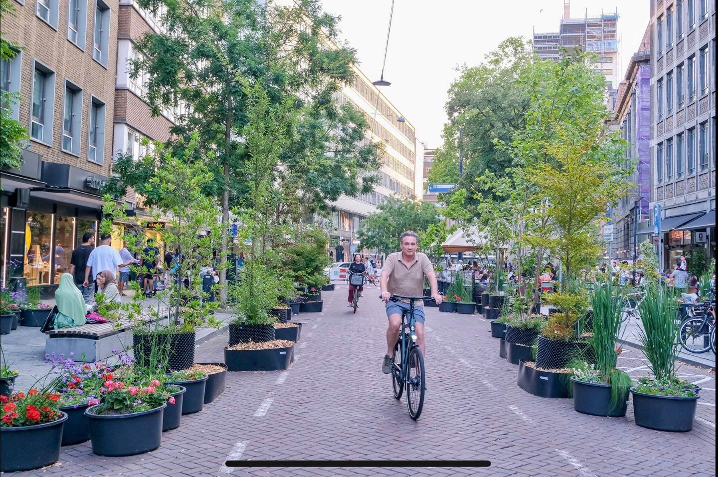 Az igazi kocsmalobbi!!! (irónia)
Rotterdam városa a héten egy autómentes kísérleti programot indított a Meent – a nyüzsgő bevásárló- és szórakozóut