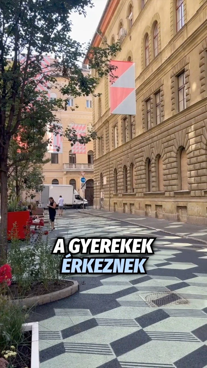 Megnyílt Budapest első iskolautcája a józsefvárosi Trefort utcában. 2030-ra Budapest összes (nem főútvonalon fekvő) iskolája előtt iskolautcák lesznek kialakítva.
Minden gyereknek