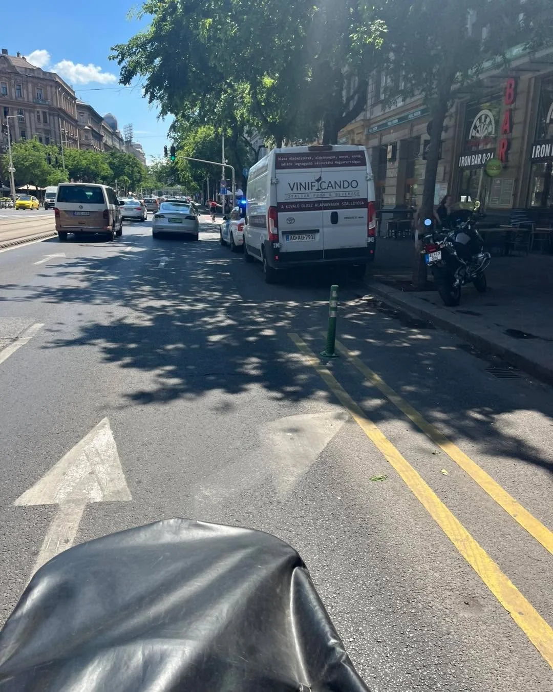V&eacute;gre t&ouml;rt&eacute;nik valami a Nagyk&ouml;r&uacute;ton? 🚲⚠️

Tegnap k&eacute;t helysz&iacute;nen is szemtan&uacute;ja voltam, ahogy a hat&oacute;s&aacute;g fell&eacute;p a szab&aacute;lytalanul v&aacute;rakoz&oacute;kkal szemben.

Sokan 