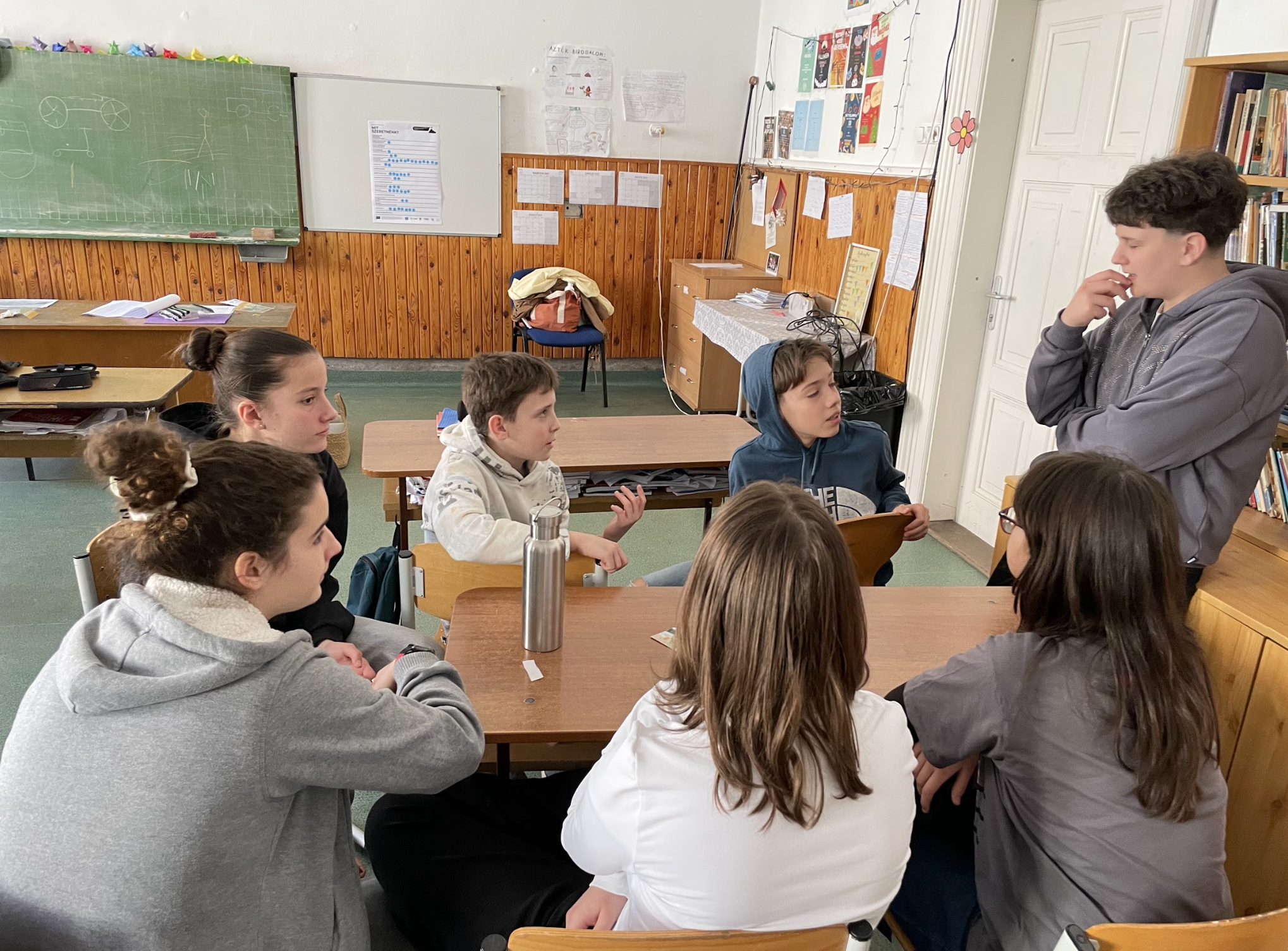 2025. marcius 27.
Az Iskolautca az Iskola utcában projekt keretében a Batthyány Lajos Általános Iskola 7a és 6b osztályos tanulói részt vettek az Iskolautca az Iskola utcában: gyerekbarát város foglalkozásokon. A gyerekek jókedvű elevenséggel és ren