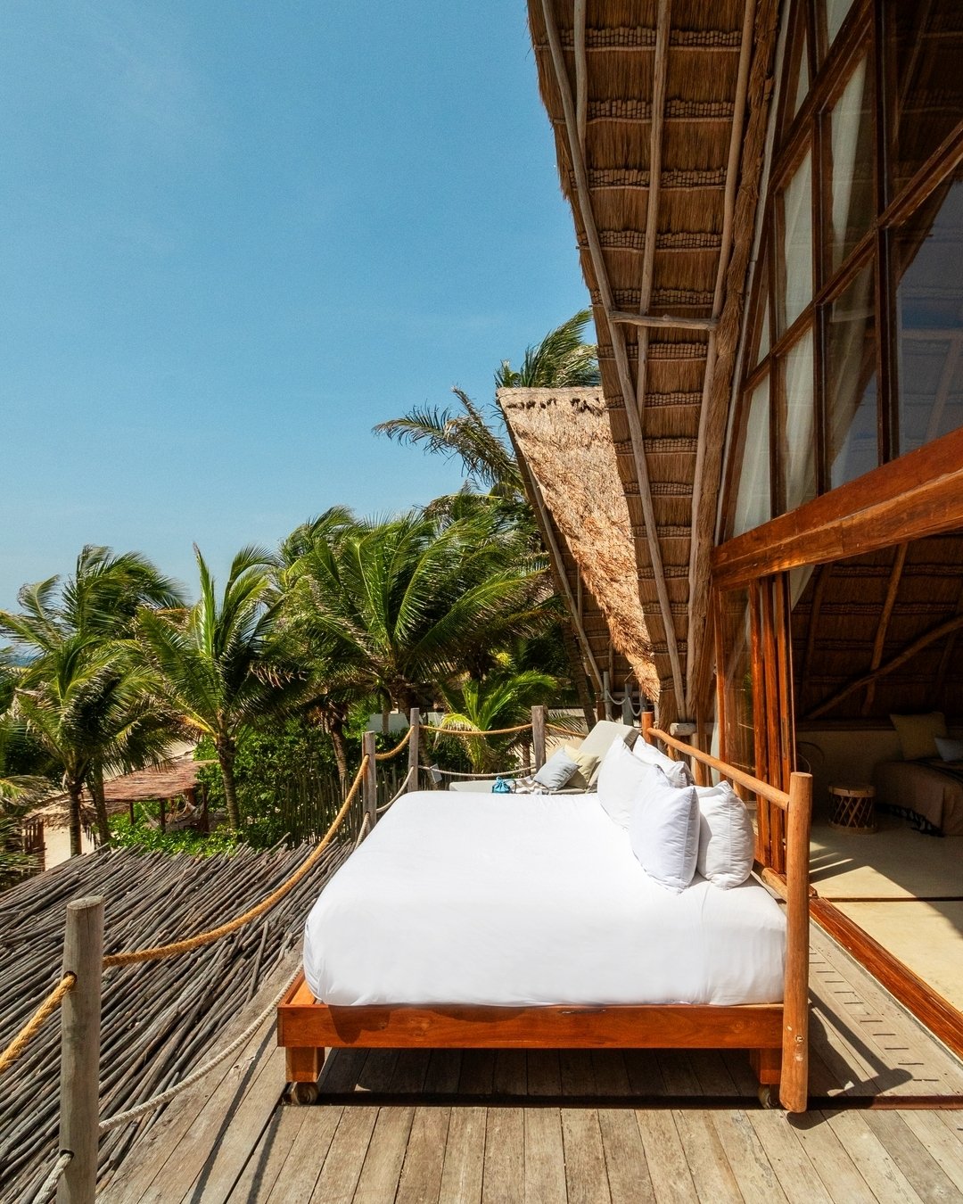 Where else can you do this? Within a whim, slide your bed out from your beachfront bedroom onto the balcony.

&iquest;D&oacute;nde m&aacute;s puedes hacer esto? Con un simple capricho, desliza tu cama desde tu habitaci&oacute;n frente al mar hacia el