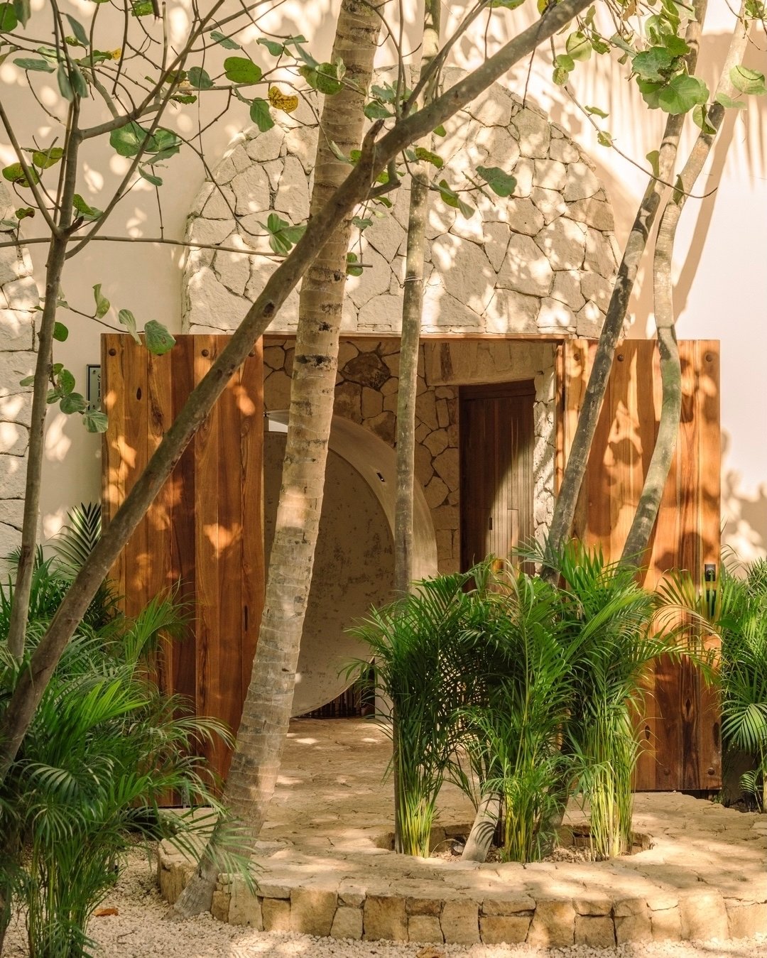 La Valise Jungle is Tulum's hidden gem, a secluded enclave just across the street from our beach property, yet a world entirely unto itself. Here, guests revel in privacy within the lush embrace of the jungle.

La Valise Jungle es la joya oculta de T