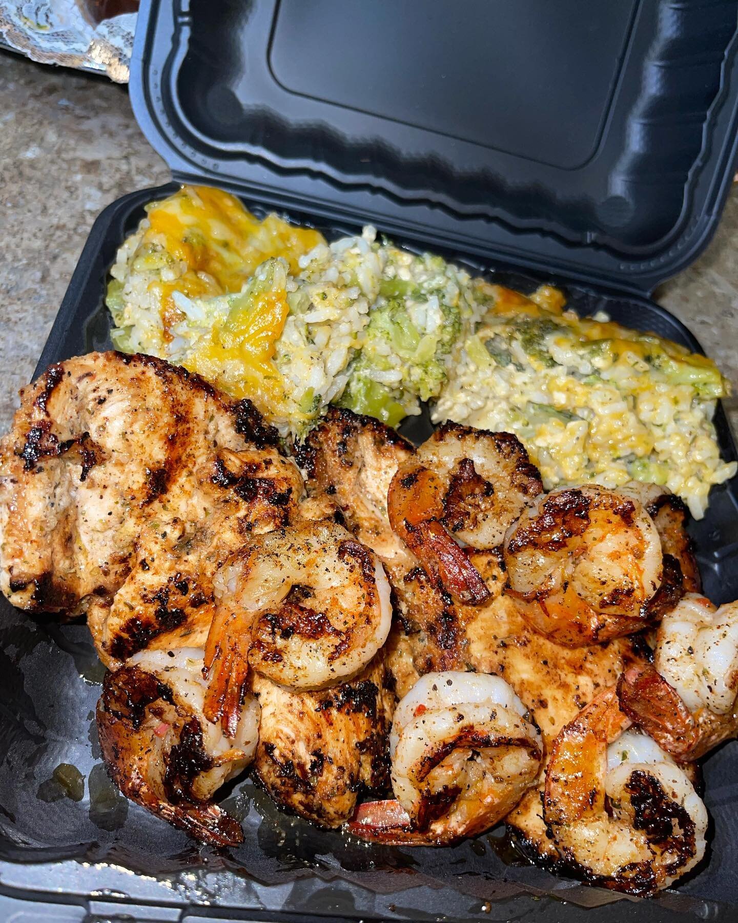 Grilled chicken and shrimp X Broccoli Cheddar Rice &hellip;. Just experimenting on this rainy Wednesday 🙃🙃 #platterheaven 
&bull;
&bull;
Turn on our post notifications to get notified on #platterdays and visit our website to see how we can serve yo