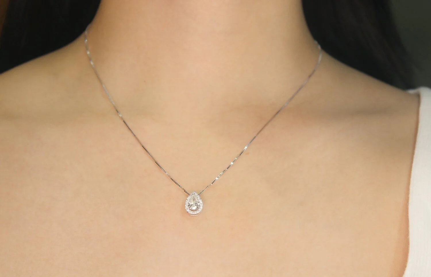Pear Diamond Pendant in 18k White Gold