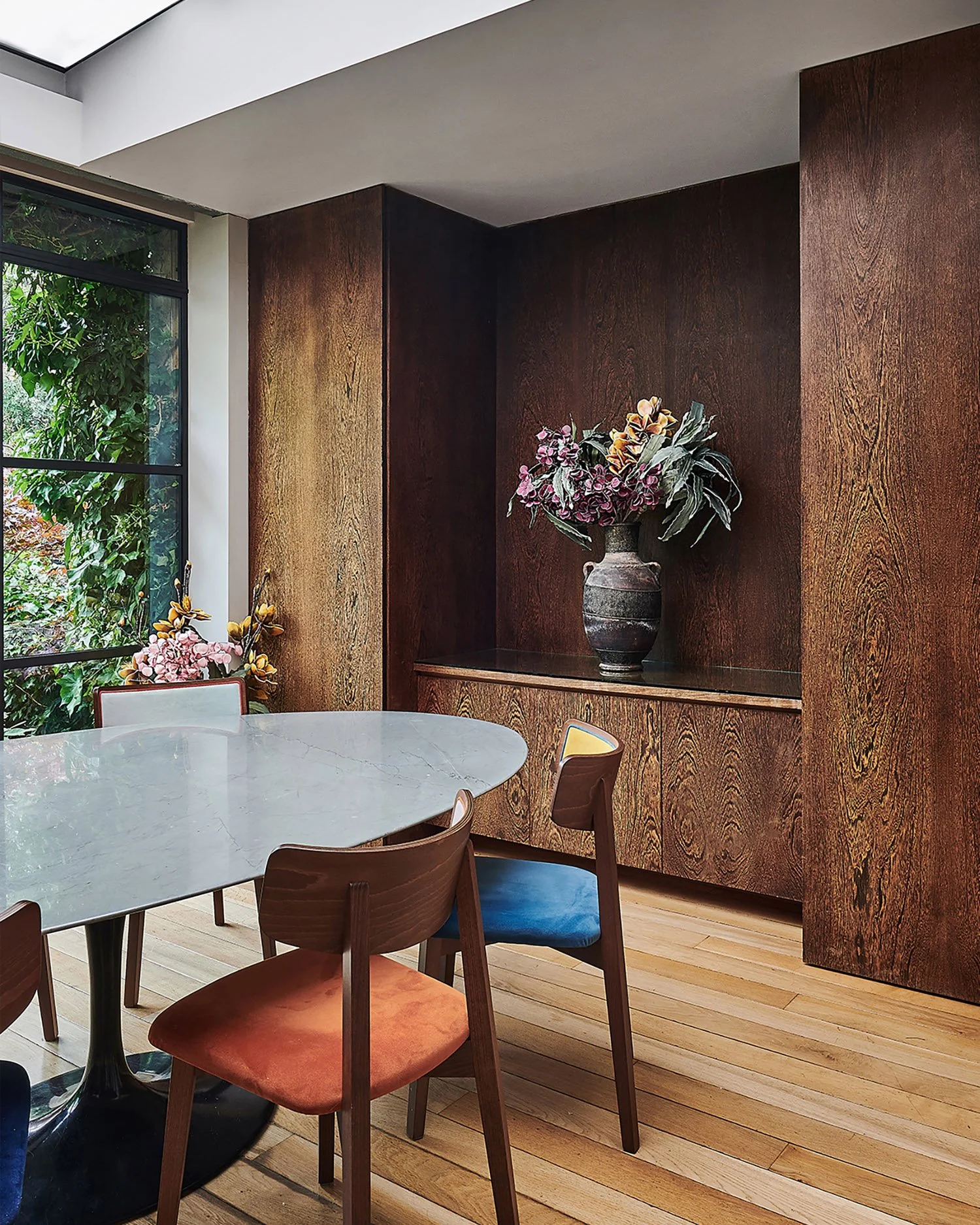 Warmth and balance lead through from this house's garden, into the dining room and onwards to the kitchen. For this dining room, we gave particular attention to the interior architecture of the room so to open it up and create a great flow of light. 