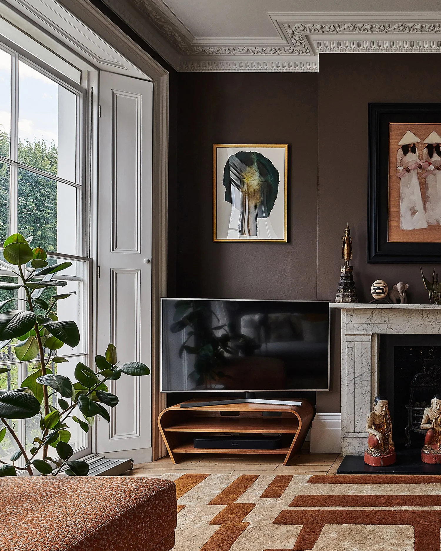 On the first floor of this London family home lies a soothing, earth-toned drawing room. We collaborated with the clients to show them how it would look by creating visuals with artwork and they knew the design would work. The centrepiece is the sofa