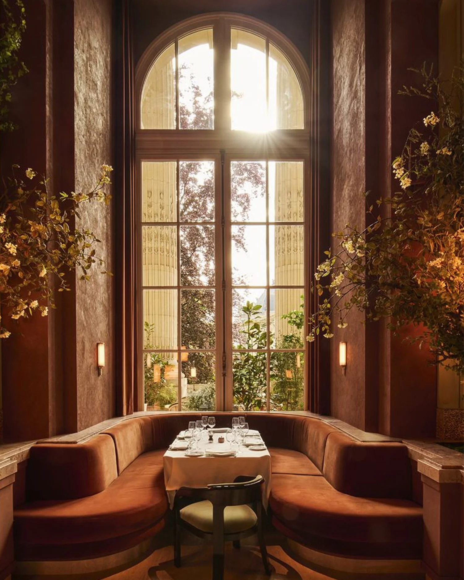 A highlight from last week's trip to Paris was dining at the fabulous @legrandcafe.paris inside the magnificent @le_grand_palais, which is known for its stunning Beaux-Arts architecture and classic French brasserie fare. Interior architect and design