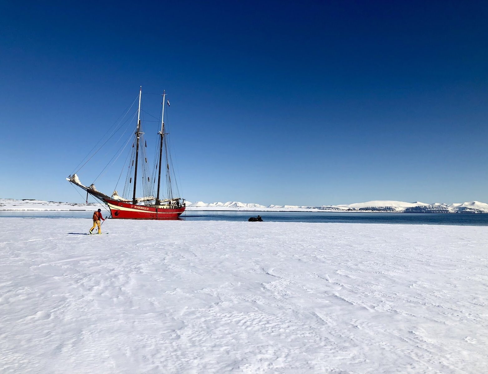 Ski and Sail Under the Midnight Sun in Svalbard in Spring 2021