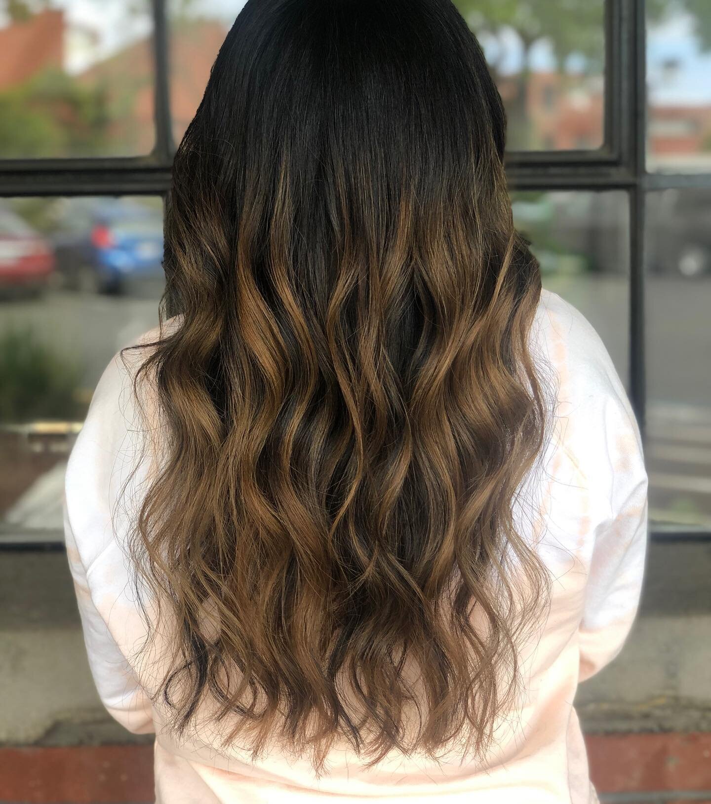 :: Peak at the before, swipe➡️
:
This is one session of a full highlight. You can see we placed them away from the root. This placement allows for it to be a little more low maintenance.
:
Looking for a subtle, new look for summer? Go to www.sageandm