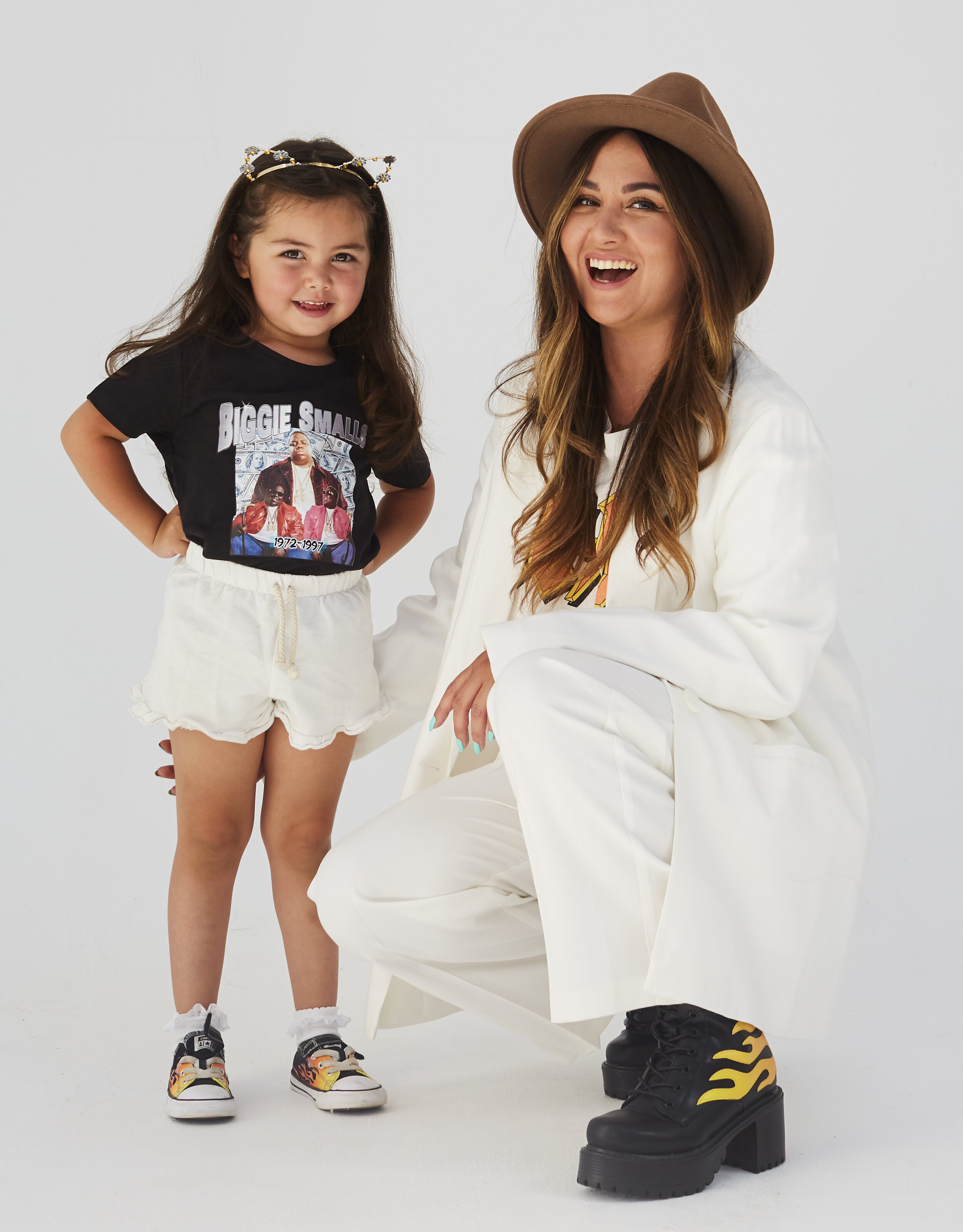 Ashley & Lua shinen in het band T-shirt