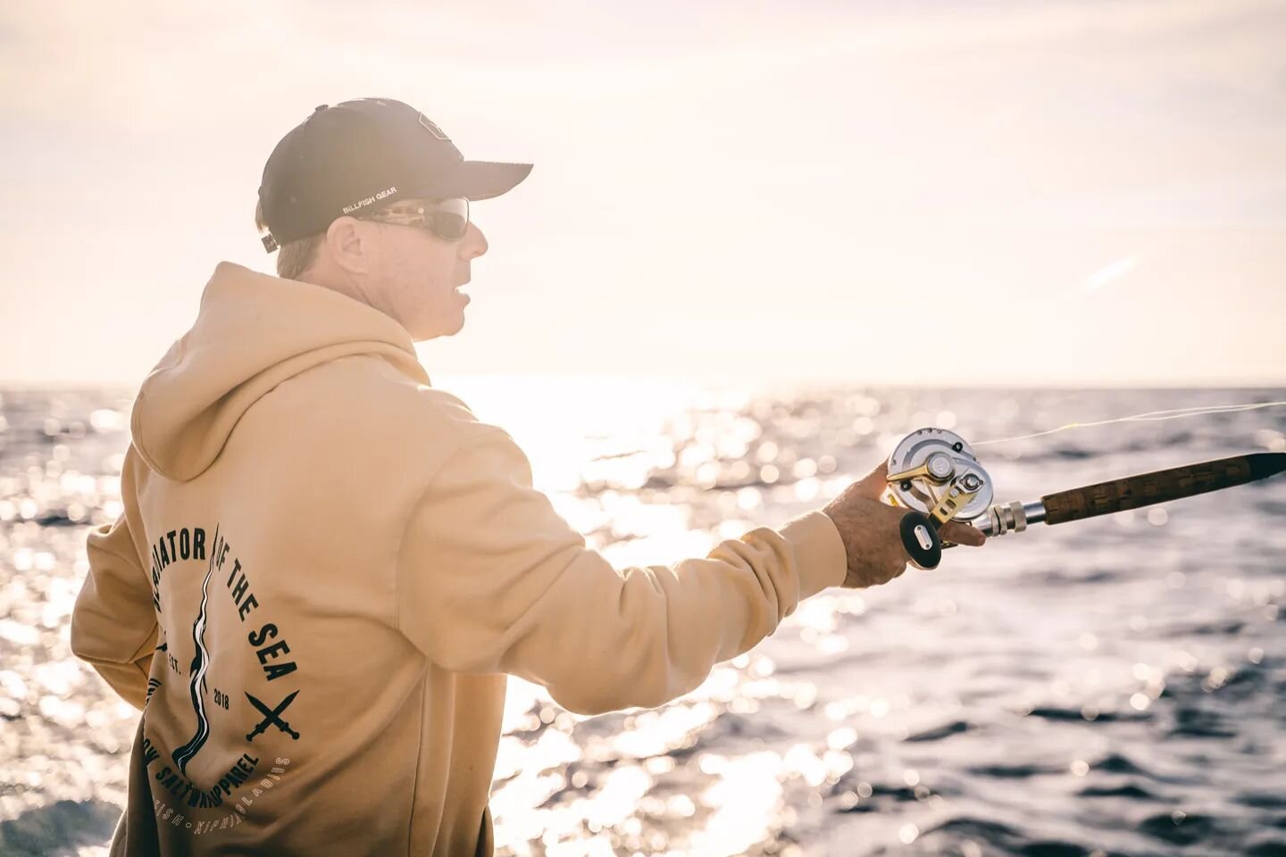 Morning light is the best light. @onemorebite72 sending baits out 
.
.
#offshorefishing #shimanoreels #shimanofishing #undertowsaltwaterapparel #shotonsony #sonyimages📷 #bealpha