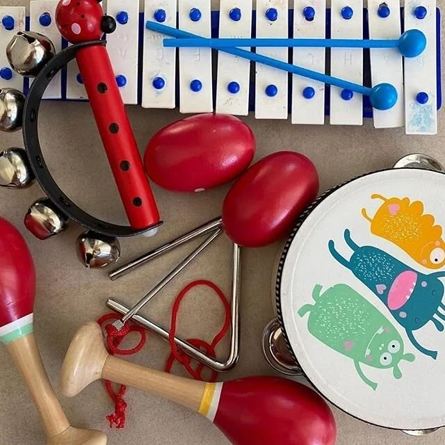 #Repost @alesia.mama
&bull; &bull; &bull; &bull; &bull; &bull;
Когда ребенок перерастает стадию погремушек, в игру включаются любые бытовые предметы, которые издают хоть какой-либо звук. Чаще всего, когда дети уже умеют сидеть, родители ставят перед