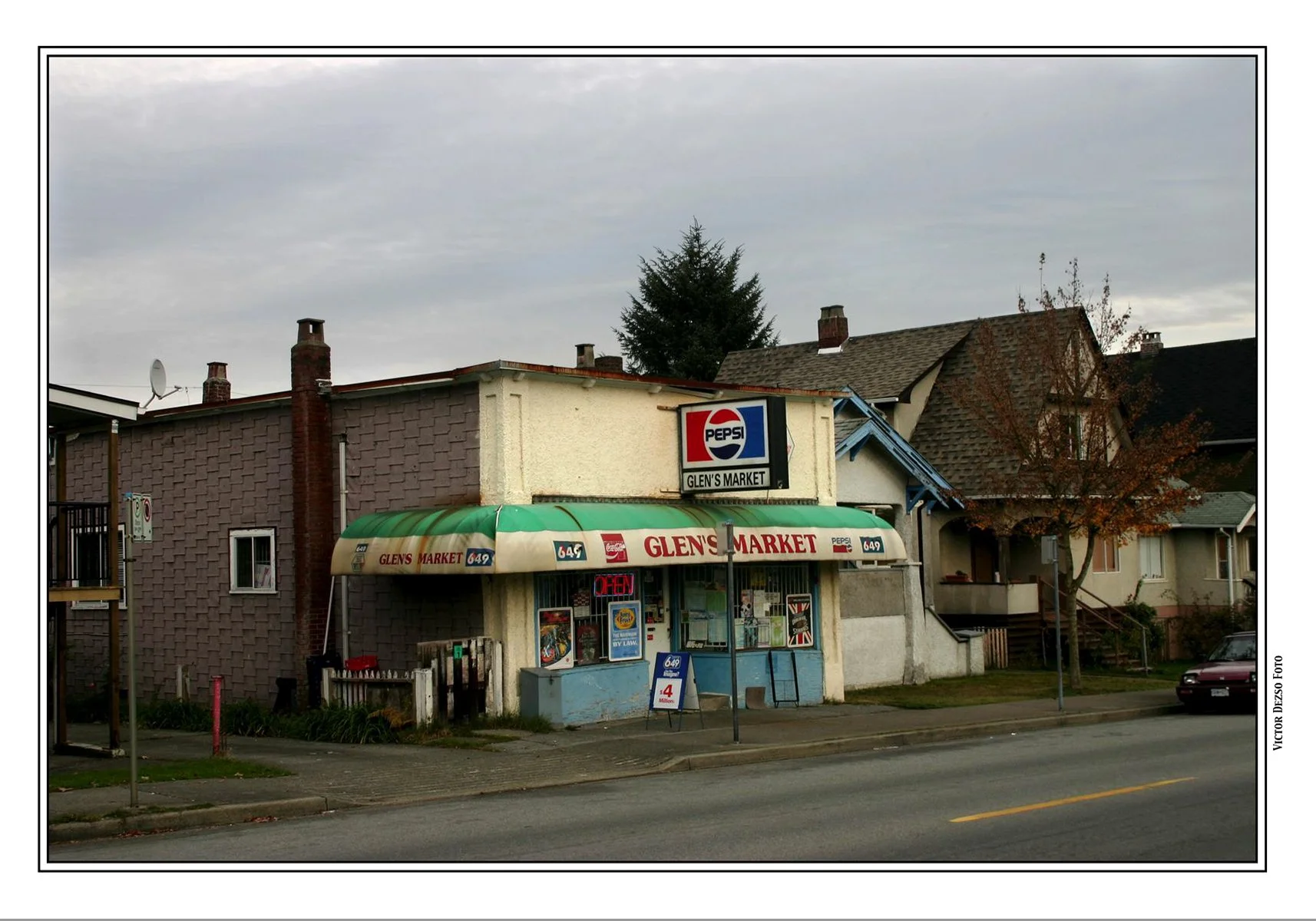 Glen's market on Dundas in 1970's_4x6s.jpg