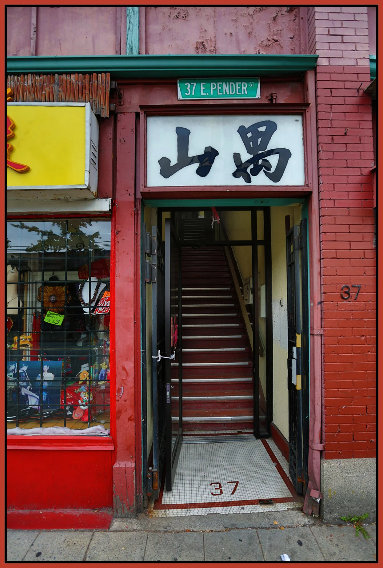 Chinatown_Sep 24_2012_HDR_C3792_4x6_1s.jpg