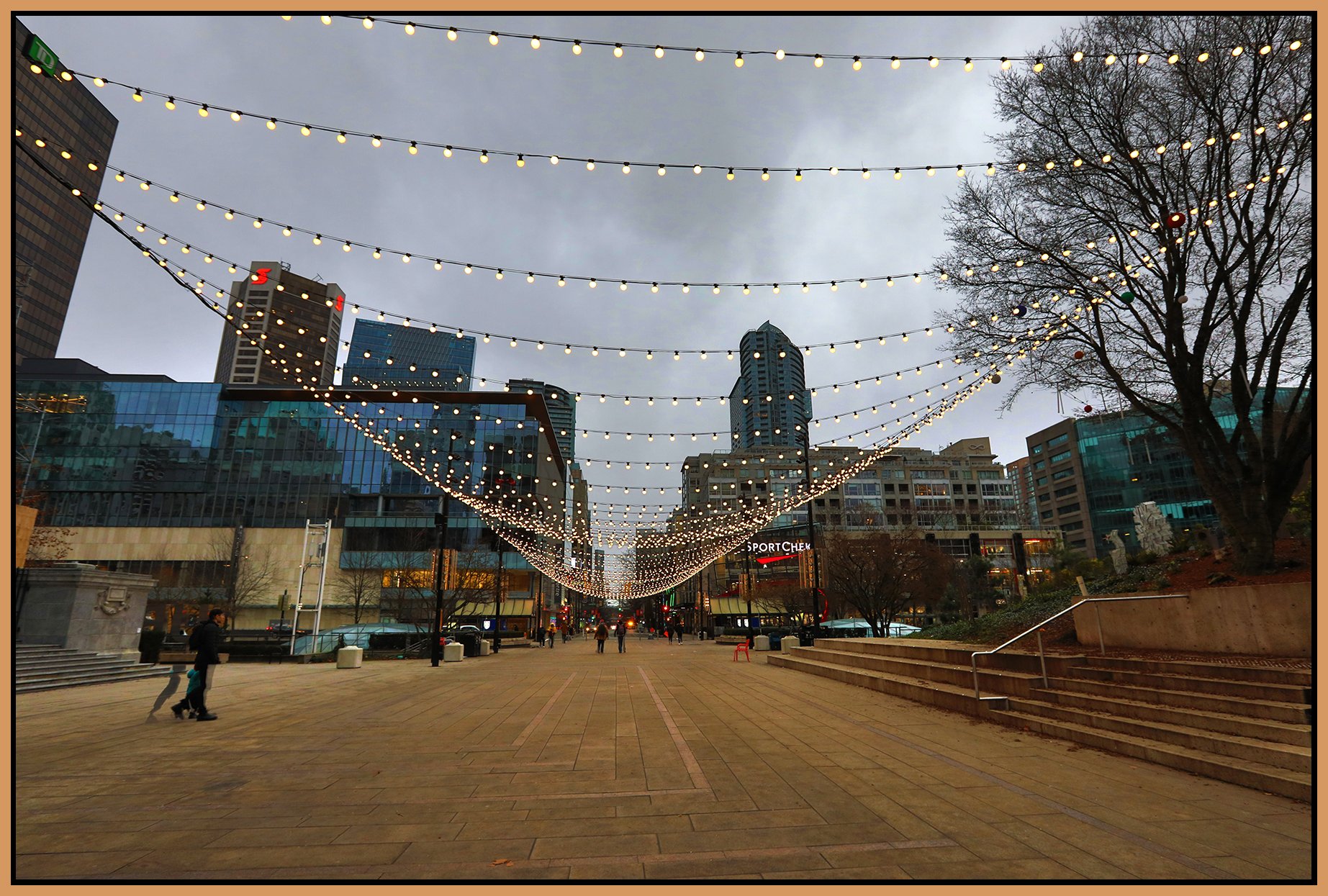 Robson Sq LkgE_Dec 9_2023_HDR_5E2236_peDehaze_4x6s.jpg