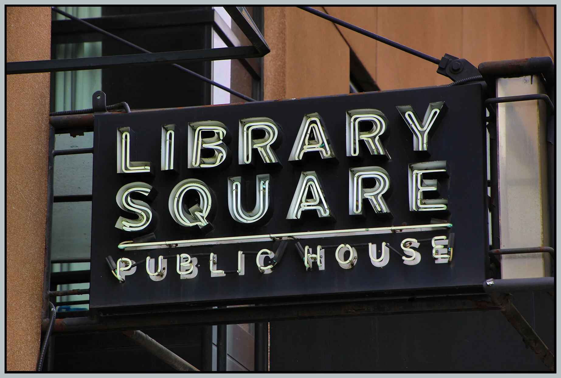 Library Sq Public House Sign_Aug 8_2021_HDR_4G2489_4x6s.jpg