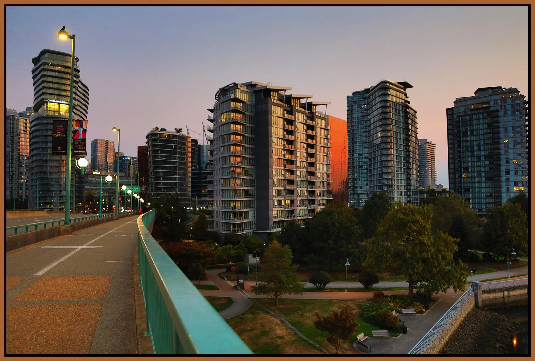 Cambie Bridge LkgN_Oct 16_2022_HDR_4H3898_peCntrst_4x6s.jpg