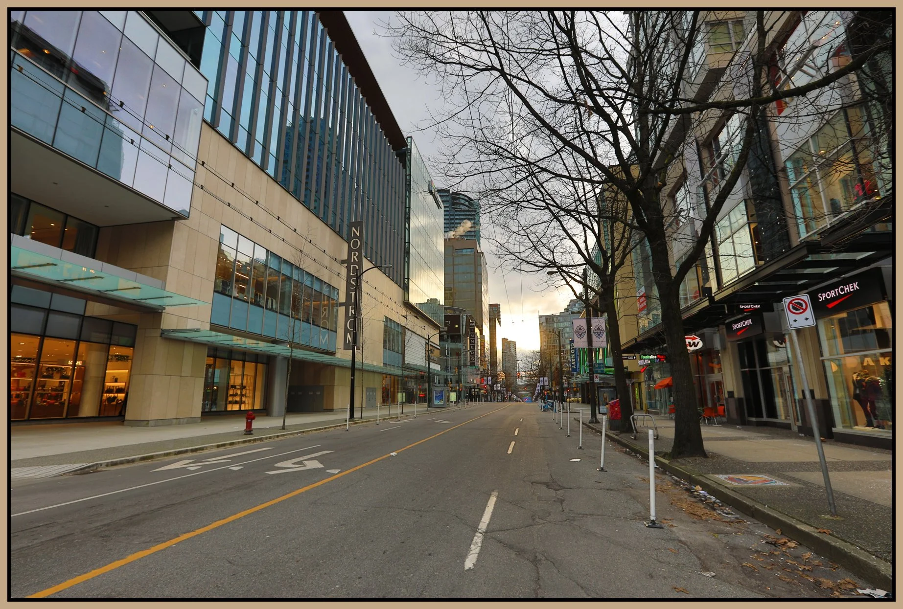 Robson St_Dec 17_2016_HDR_A2822_4x6s.jpg