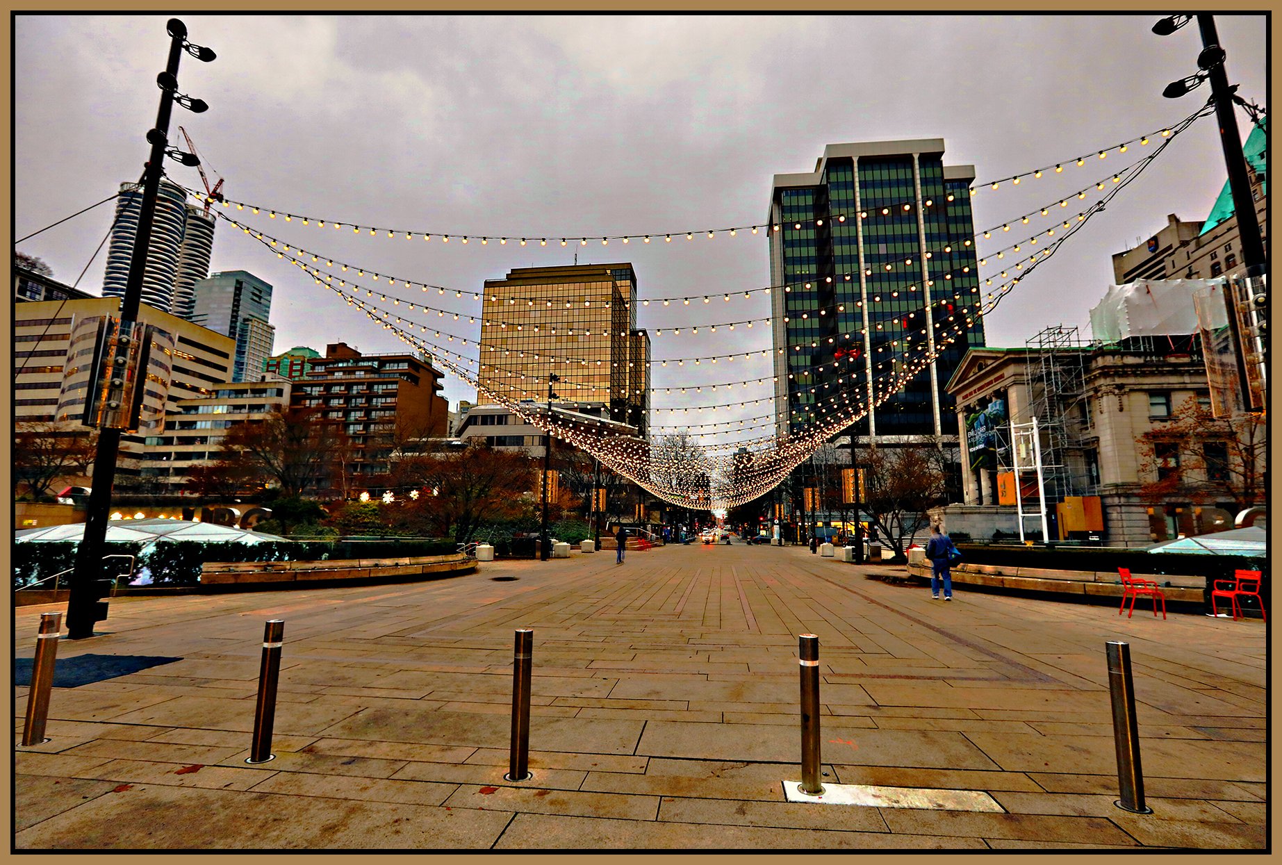 Robson Sq LkgW_Dec 9_2023_HDR_5E2228_peVenice_4x6s.jpg