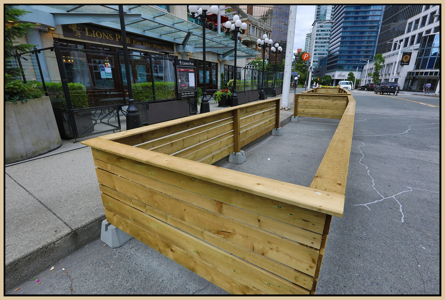Curbside Seating Lions Pub_Jul 16_2020_HDR_4F3352_4x6s.jpg