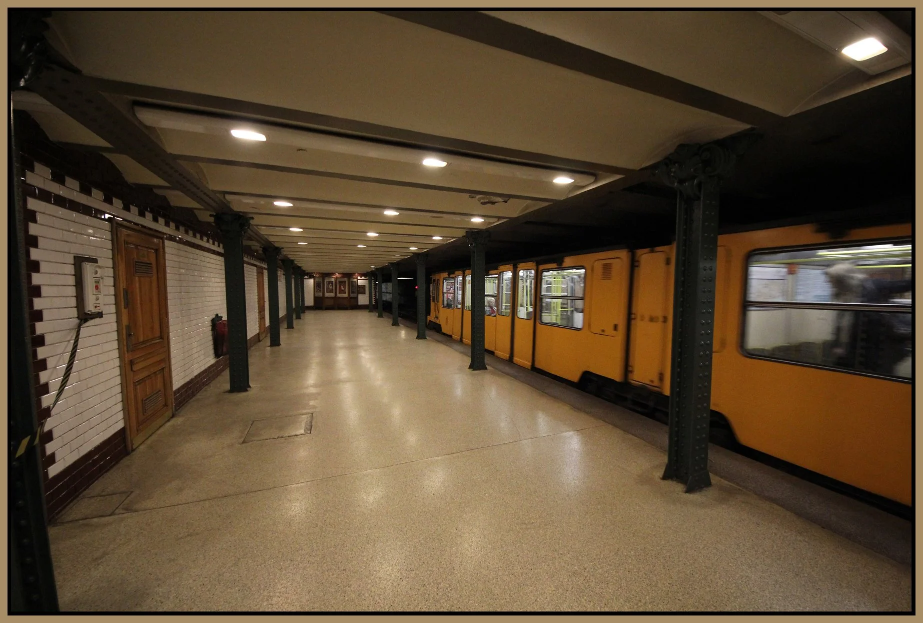 Budapest_Subway_Oct 20_2011_3358_4x6s.jpg