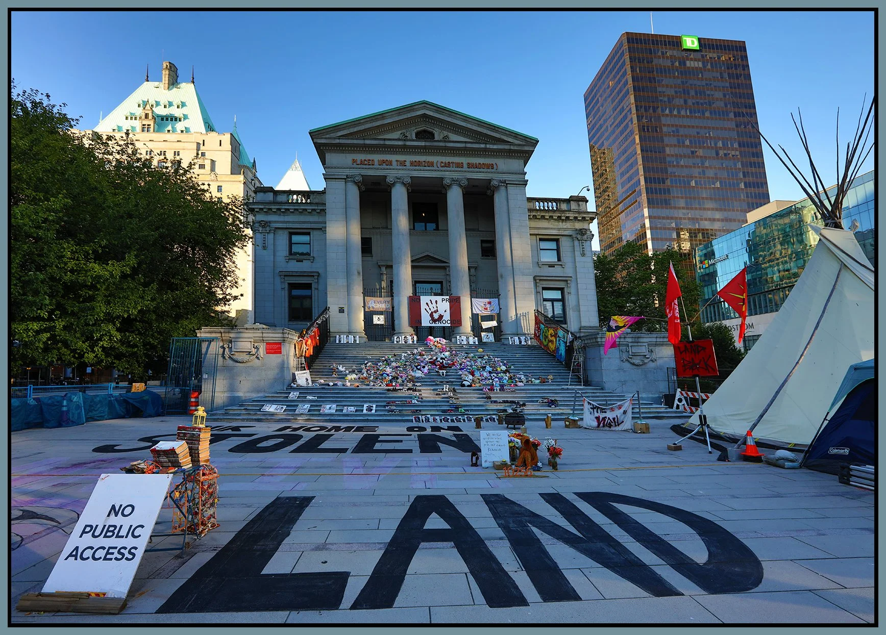 Robson Sq LkgN_Jul 19_2022_HDR_Pan_5B20189_4x6s.jpg