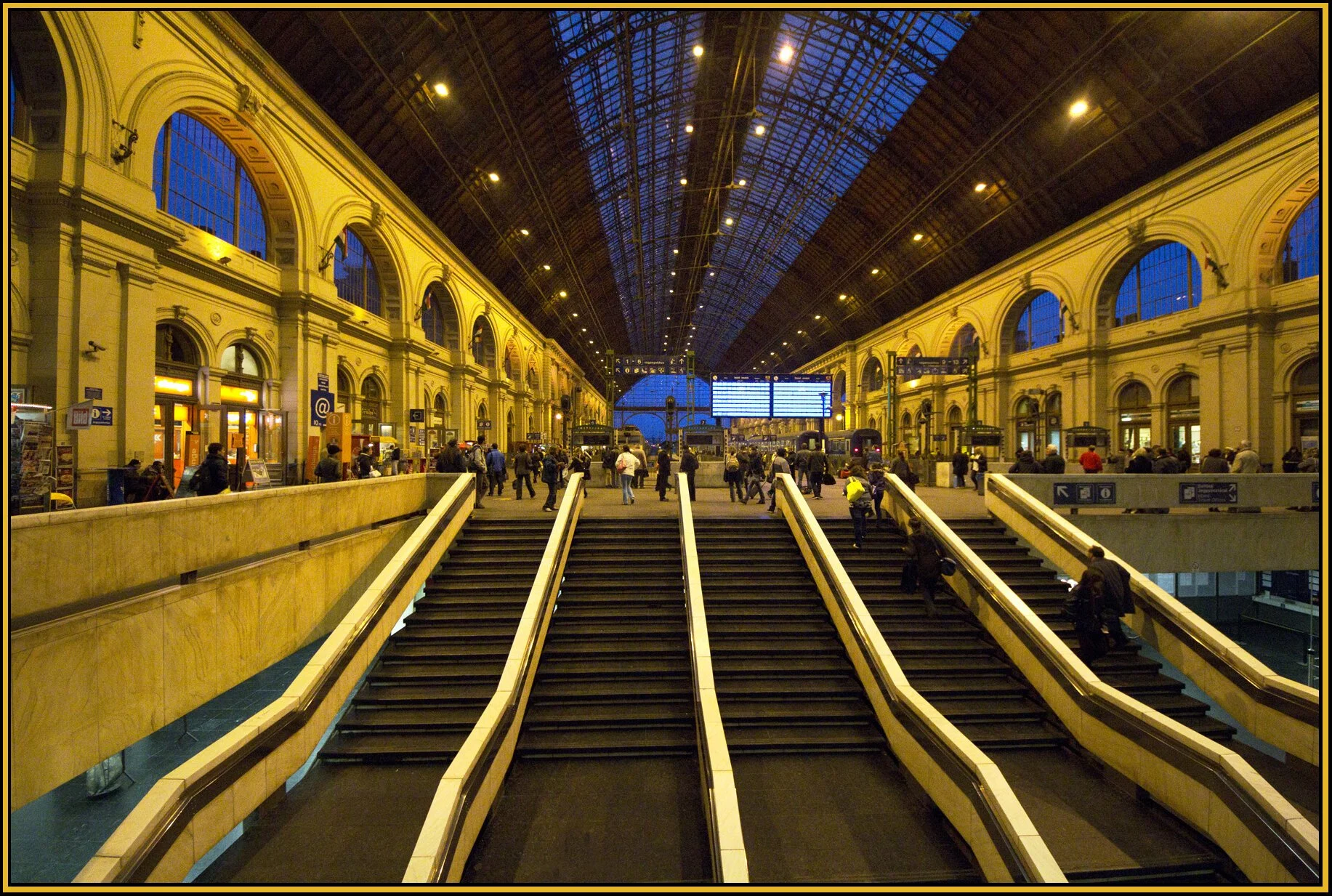 Keleti+Pálya_Oct+25_2011_6232_4x6s.jpg